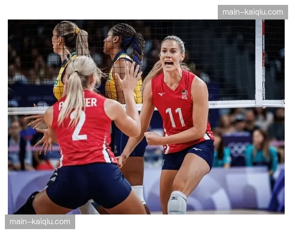 特写：美国女排主帅基拉里在暂停时愤怒摔扔战术板