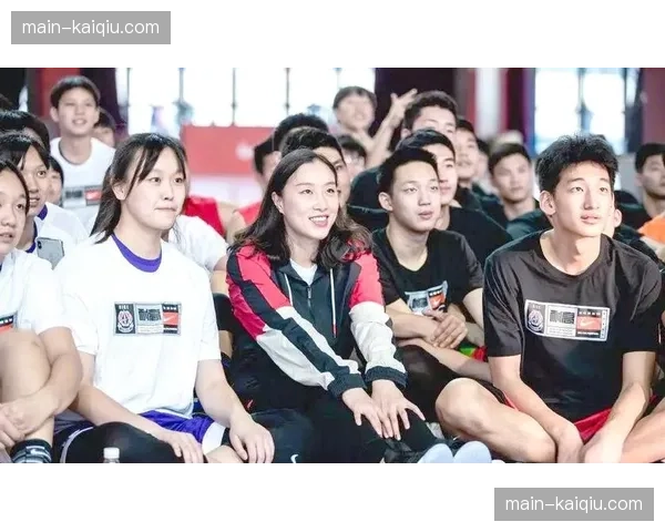 场外镜头：WNBA球员在季前赛期间积极参与社区读书活动