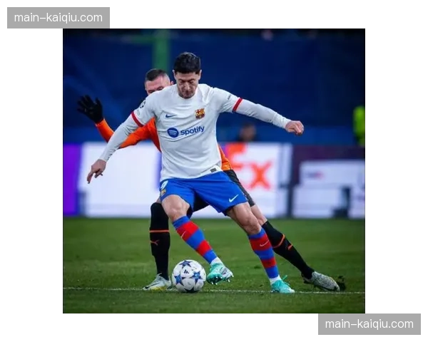 西甲焦点战：巴塞罗那3-1击败赫塔菲，莱万独中两元